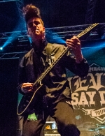 Support guitarist